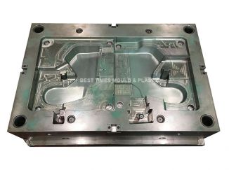 Plastic injection molds